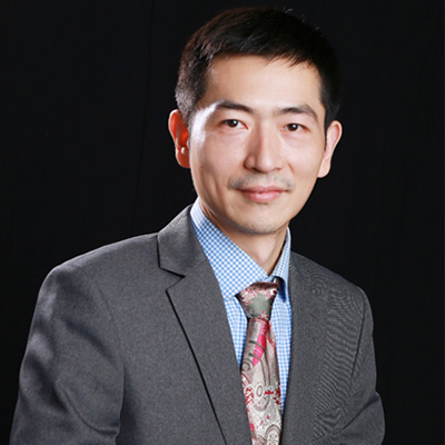 　　馬九克  　　中學(xué)物理特級(jí)教師，全國(guó)優(yōu)秀教師，上海教育年度十大新聞人物。教育部校長(zhǎng)培訓(xùn)中心培訓(xùn)專家，教育部教育信息化課堂標(biāo)準(zhǔn)制定組專家，華東師大慕課中心兼職教授，華東師大網(wǎng)絡(luò)學(xué)院特聘專家。