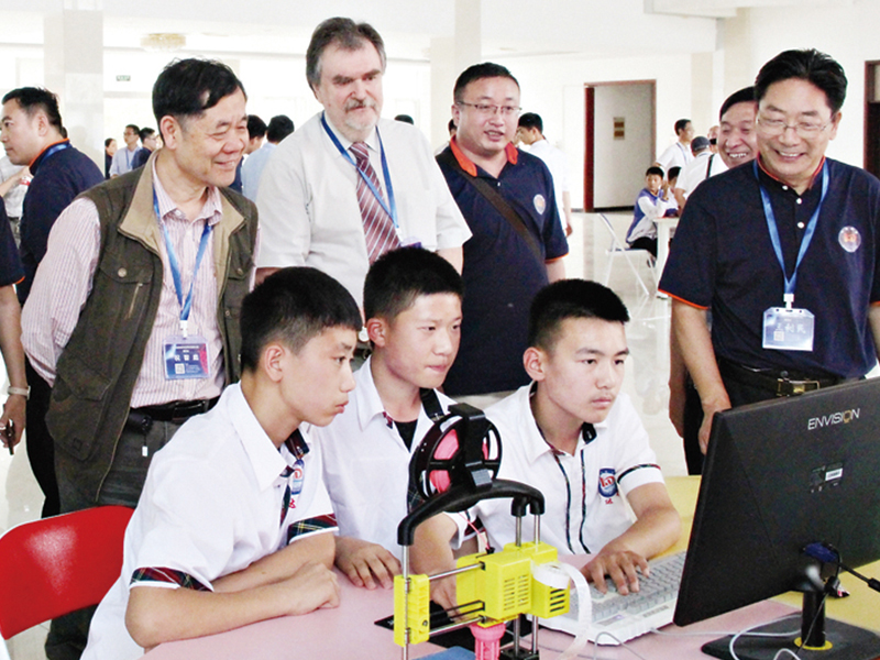 聯(lián)合國(guó)教科文組織教育信息化研究所所長(zhǎng)亞歷山大(左二)參觀我校創(chuàng)客空間